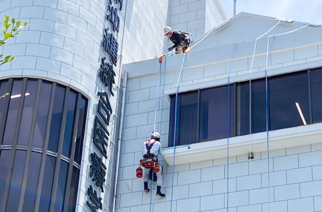 ロープ高所作業：マンション、ビル、公共物の外壁等の点検、調査、補修等